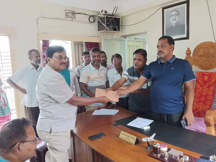 বকশীগঞ্জে পূজা মন্ডপে পৌর মেয়রের আর্থিক অনুদান বিতরণ