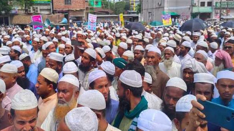 পারিবারিক কবরস্থানে সাংবাদিক নাদিমের দাফন সম্পন্ন