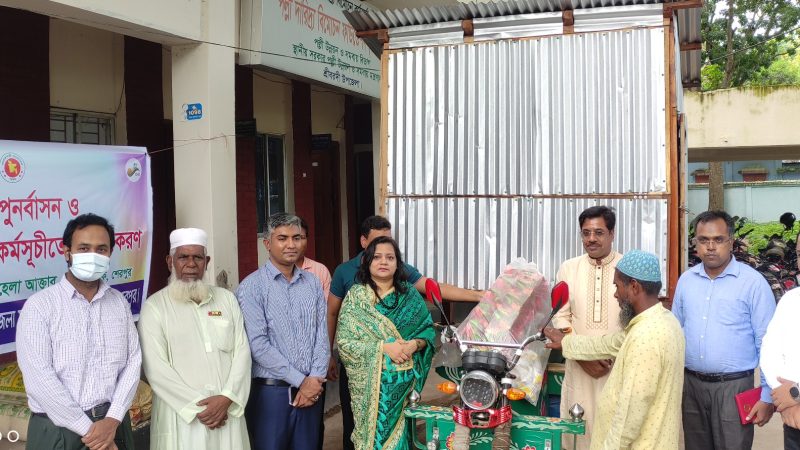 শ্রীবরদীতে দশ জন ভিক্ষুকের মাঝে পুনর্বাসন সহায়তা বিতরণ করেন জেলা প্রশাসক সাহেলা আক্তার