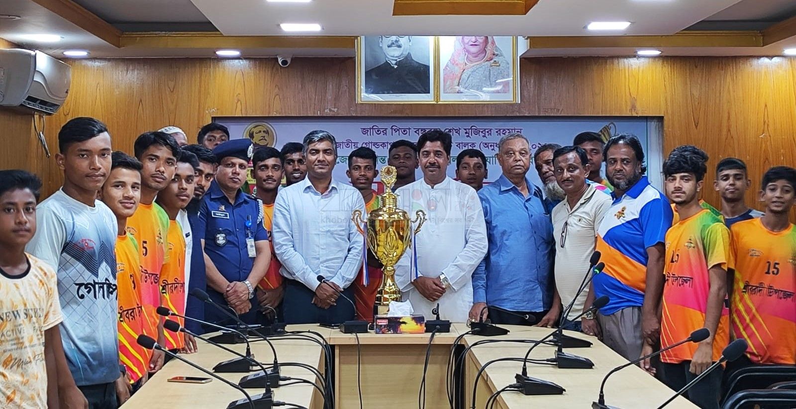 বঙ্গবন্ধু গোল্ডকাপ ফুটবল প্রতিযোগিতায় জেলায় চ্যাম্পিয়ন শ্রীবরদী দলকে সংবর্ধনা