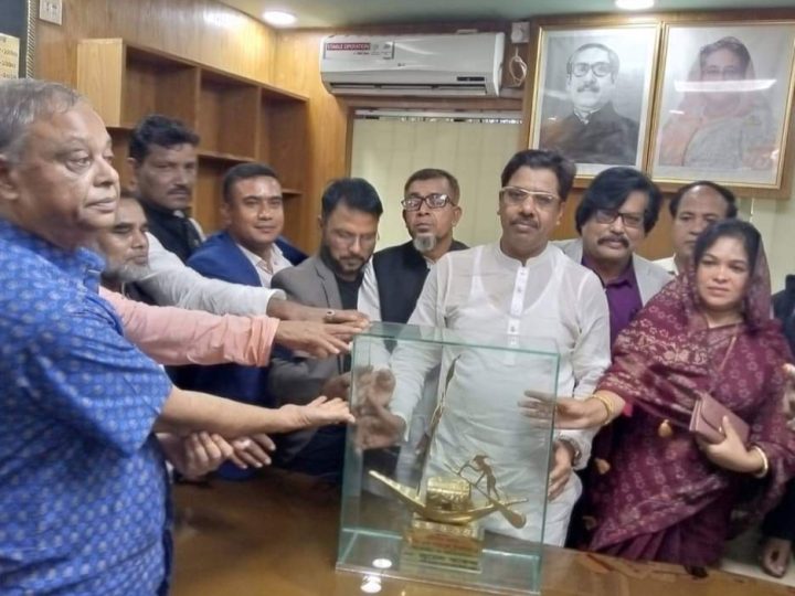 নৌকার মাঝি শহিদুলকে ক্রেস্ট উপহার দিলেন প্যানেল চেয়ারম্যান জুয়েল আকন্দ