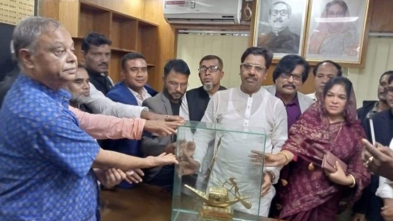 নৌকার মাঝি শহিদুলকে ক্রেস্ট উপহার দিলেন প্যানেল চেয়ারম্যান জুয়েল আকন্দ